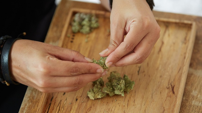 use your hands to grind weed