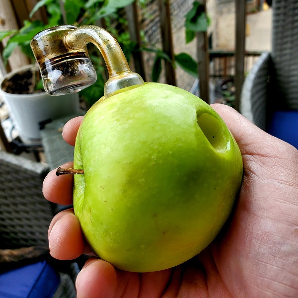 an-apple-bong