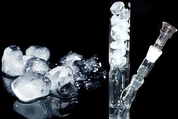 What are the advantages of putting ice in a bong?
