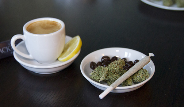 Top Tips To Ensure A Perfect Wake & Bake Session - Coffee and Cannabis