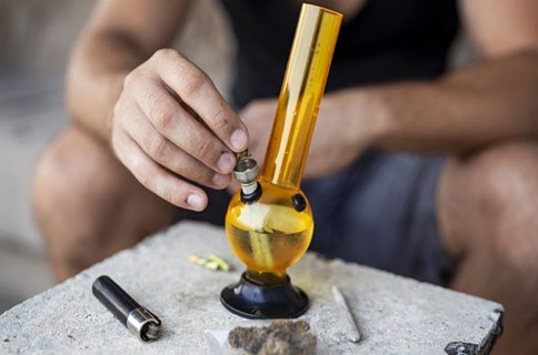 Dab Rigs Vs. Bongs - What's the difference?