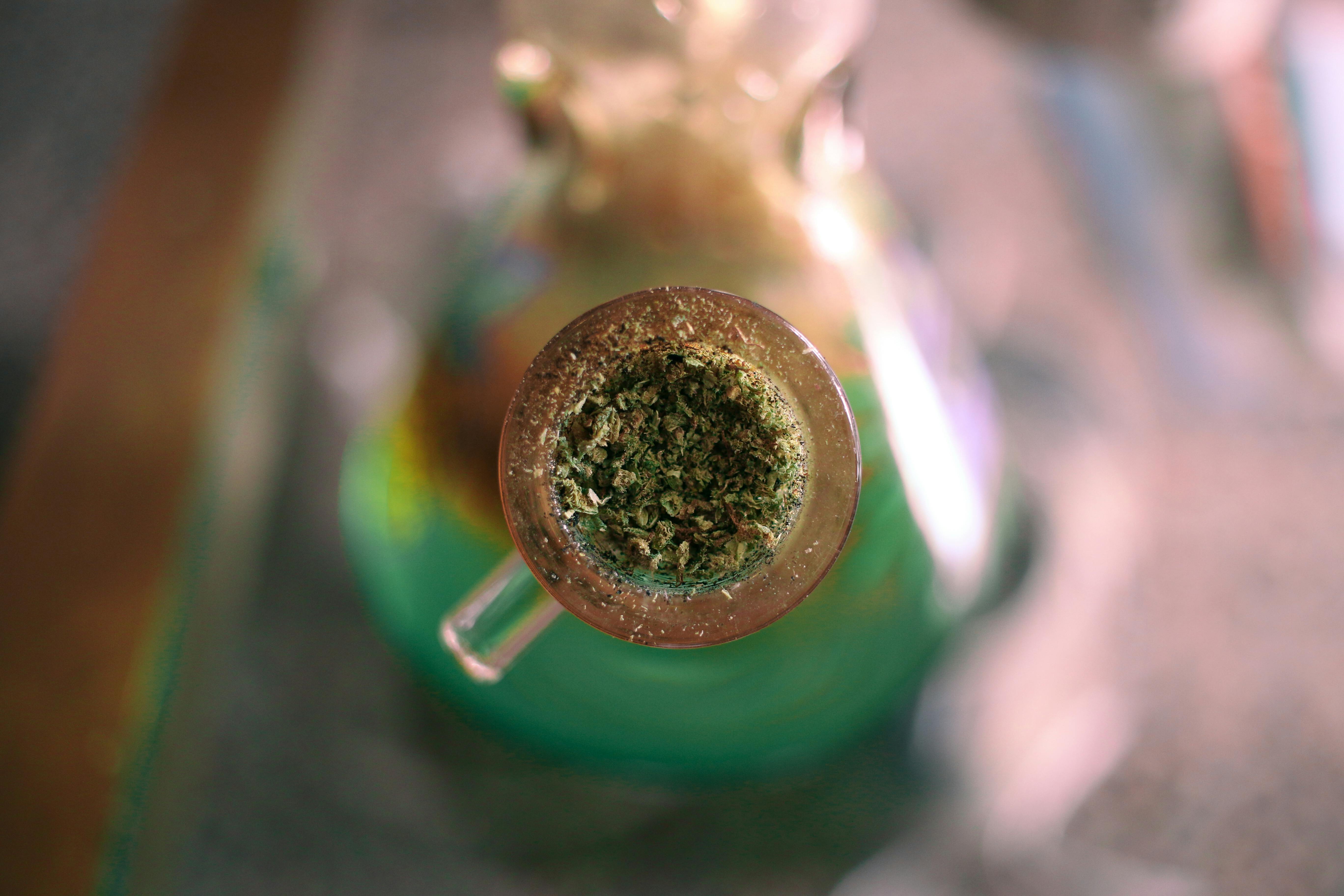 8- Ways -to- Prevent -Weed -from -Falling -Through- the -Bong